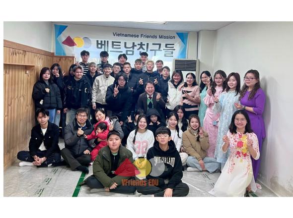Du học sinh cùng thầy cô VFriends EDU quây quần ngày tết 2025